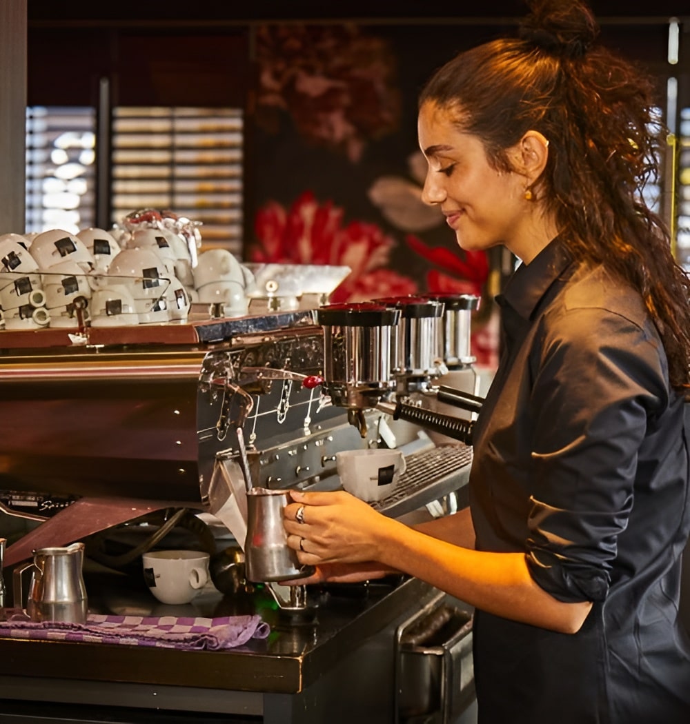 Professionele barista bereidt espresso met Brizio koffie – ultieme cafékwaliteit in elke kop.