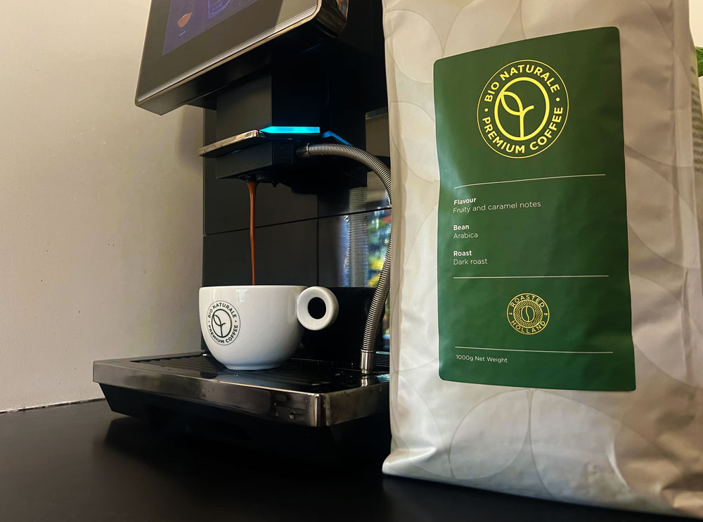 Bio Naturale Premium Koffiebonen in een 1kg zak, gemaakt van 100% Arabica bonen met een rijke, donkere branding. Perfect voor wie houdt van koffie met fruitige en karamelsmaken. Bereid met een volautomatische machine voor de ultieme koffiebeleving. Verkrijgbaar bij CaféHuis.