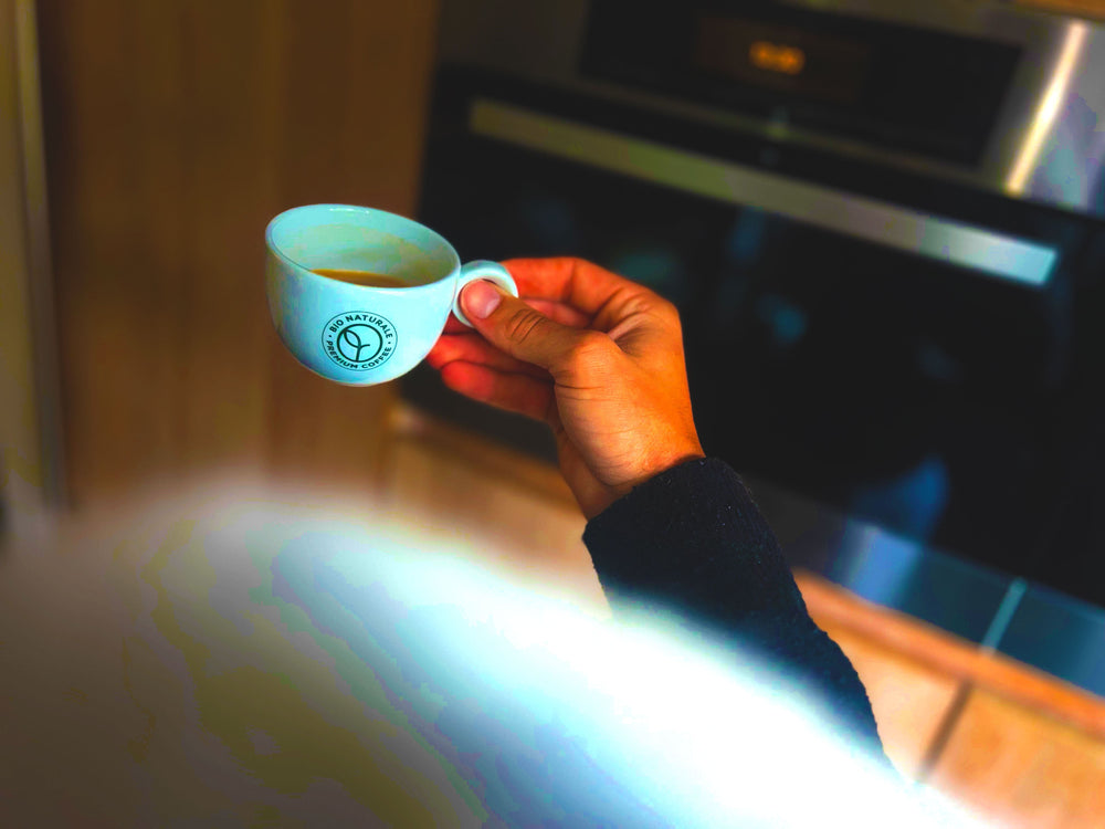 Bio Naturale Premium Koffie - Geniet van een Vers gezette Espresso"

Alt-tekst:
"Een hand houdt een kopje espresso vast, bereid met Bio Naturale Premium Koffie. De biologische Arabica-bonen zorgen voor een rijke en zachte smaakervaring, ideaal voor een perfecte espresso. Verkrijgbaar bij CaféHuis.