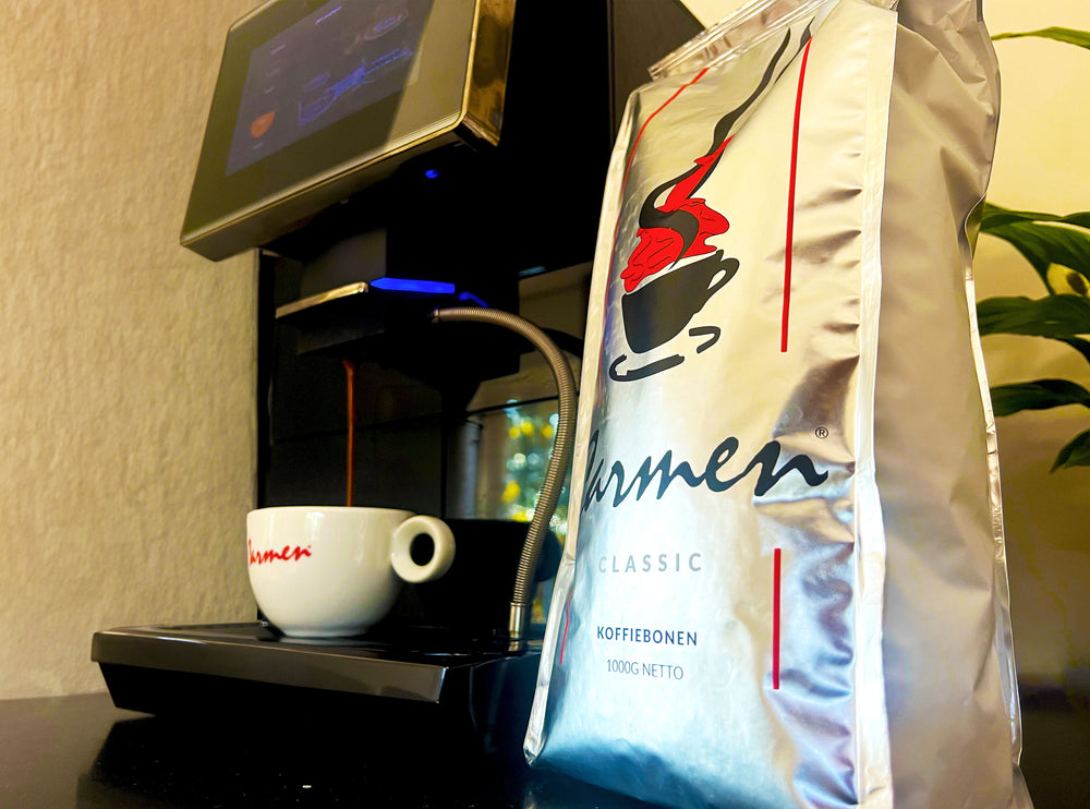 Carmen Classic koffiebonen in een 1kg zak, klaar om te gebruiken met een volautomatische koffiemachine voor de perfecte espresso. De rijke, volle smaak maakt Carmen Classic de ideale keuze voor liefhebbers van premium koffie. Verkrijgbaar bij CaféHuis.