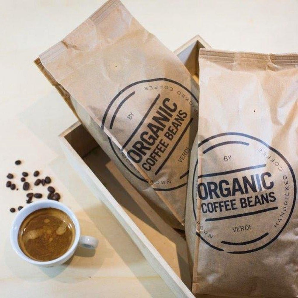 Verse biologische koffiebonen van Organic Coffee in duurzame verpakking, perfect voor een rijke espresso of filterkoffie.